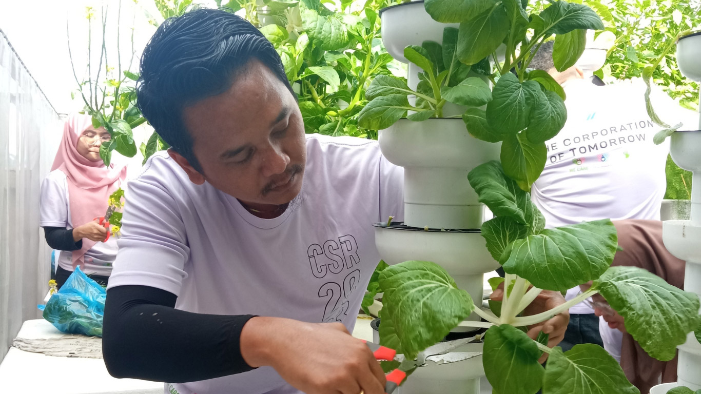 Vertical Compost Tower with HOPE